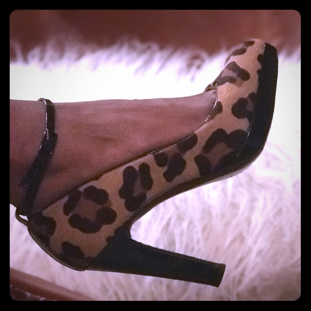 Animal print heels w/ankle strap.